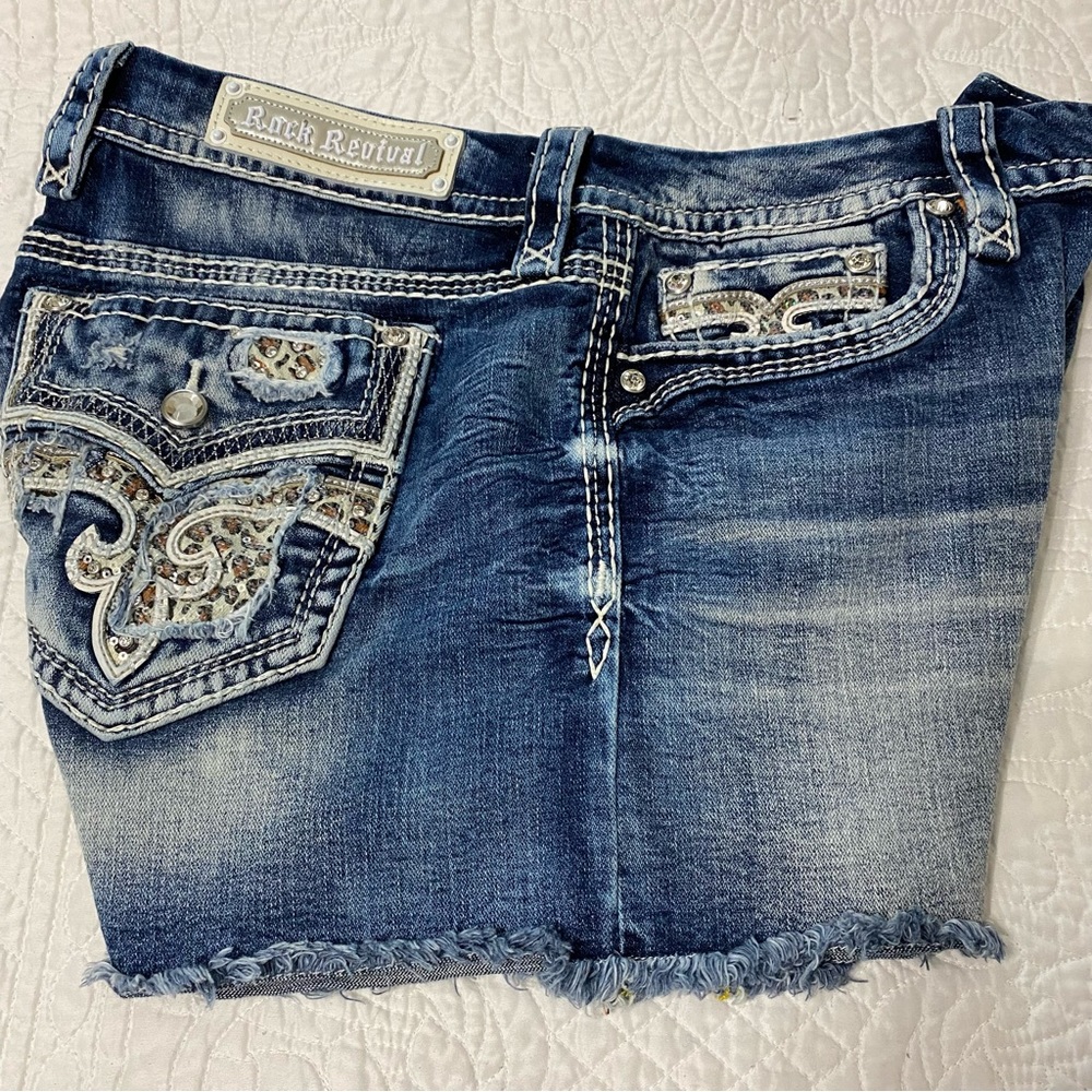 New! Rock revival Celinda Mid-Rise Shorts Size 34